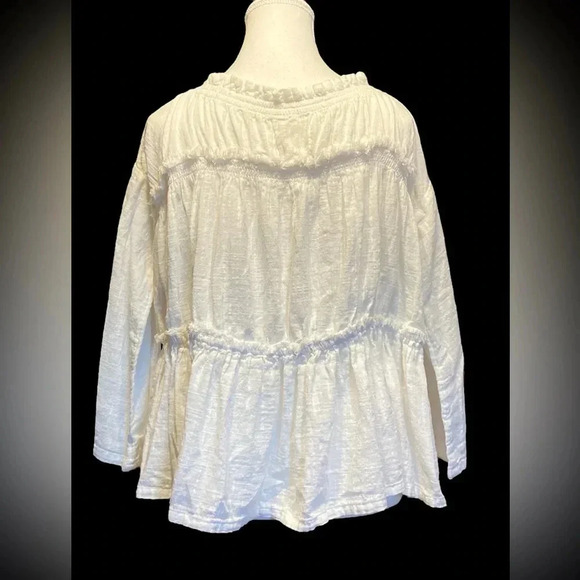 Free People ivory colored ladies top size XS
BIN 29 - Picture 5 of 9